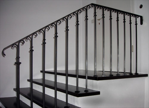 Treppengeländer aus Stahl, lackiert